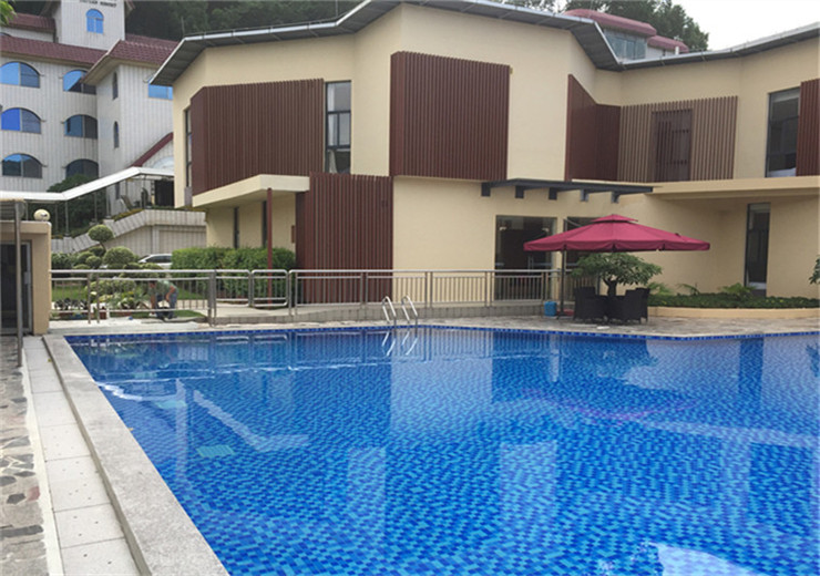 廣州蓮花山嶺南佳園度假酒店是嶺南集團下屬的旅游度假酒店，位于4A級國家風(fēng)景名勝區番禺蓮花山下，占地超過(guò)3萬(wàn)平方米，以歐陸園林風(fēng)格的建筑為主。酒店設露天游泳池，我司受邀提供泳池設備及安裝方案的設計和施工。